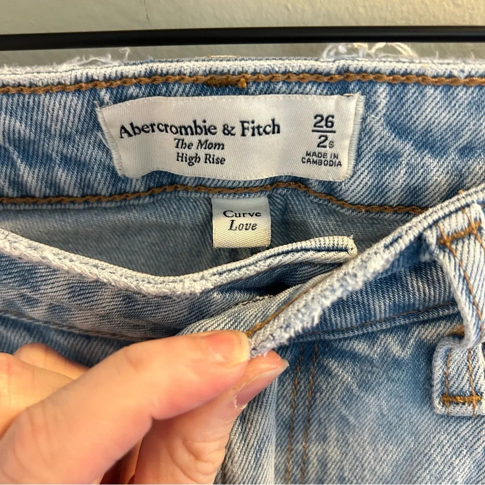 Abercrombie & Fitch Curve Love High Rise Mom Jean Womens Size 26 Short Light - Picture 3 of 9